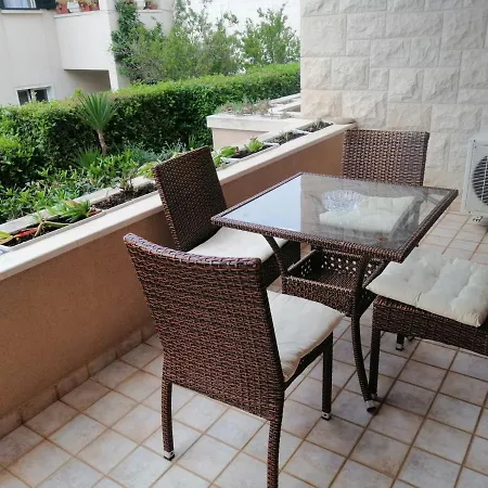 Appartamento Ema In Postira