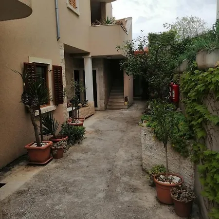 Ema In Appartamento Postira